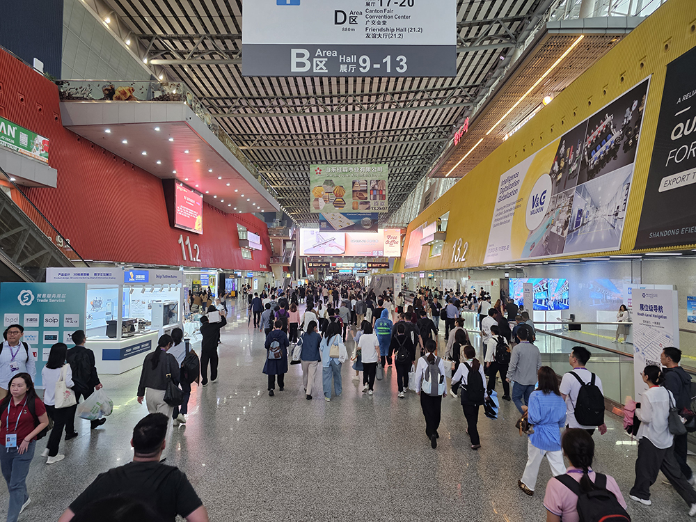 embracing-global-trade-with-smart-manufacturing-premium-quality-utop-flooring-successfully-attends-the-139th-canton-fair-2.jpg